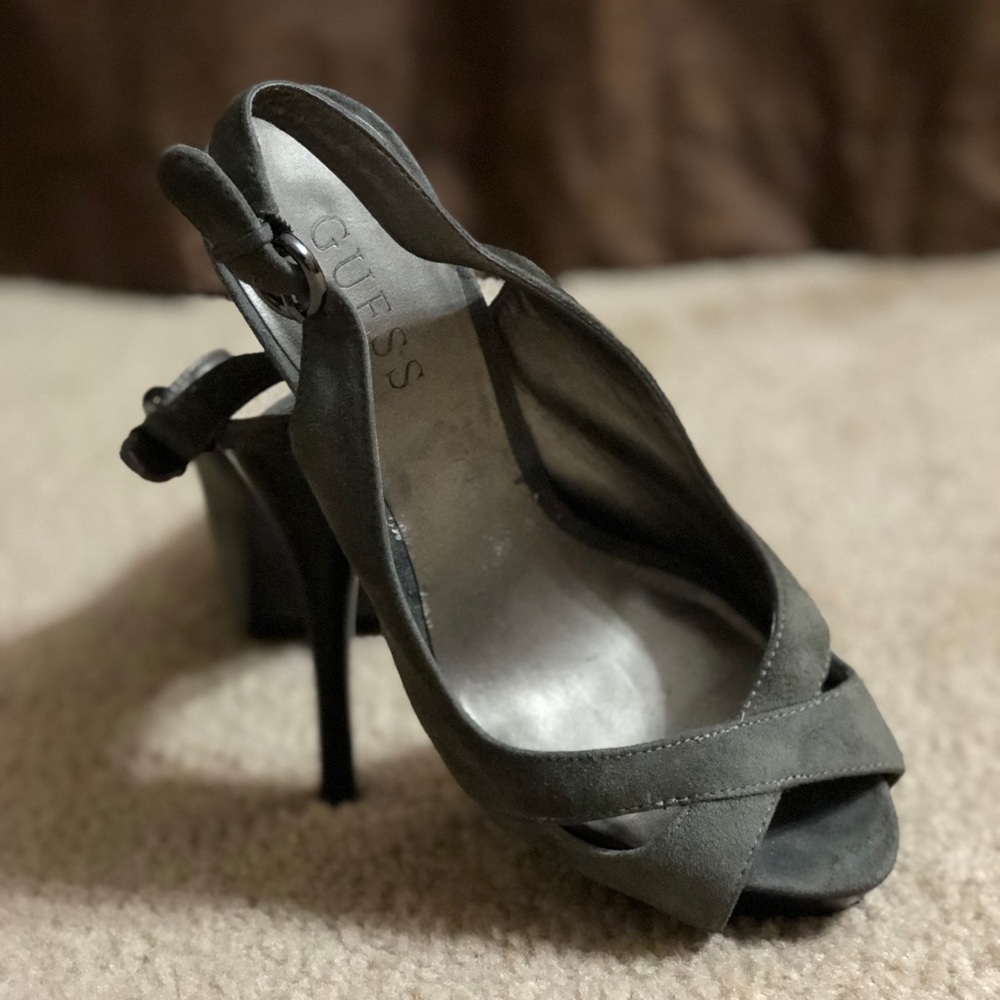 Adorable sling back Guess pumps